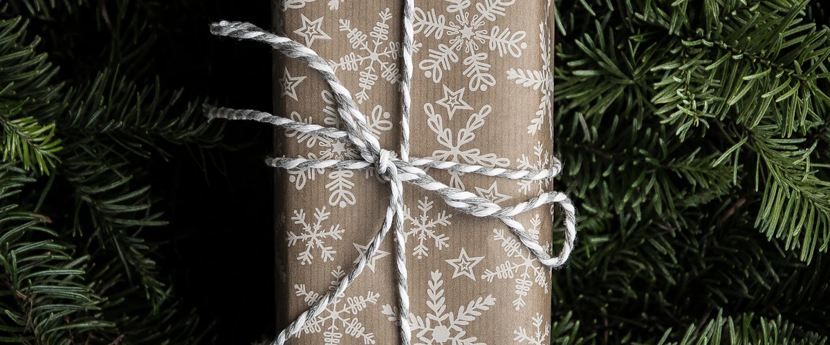Brown and white gift box (stock photo)
