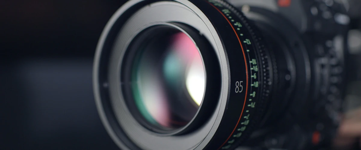 Black DSLR camera (stock photo)